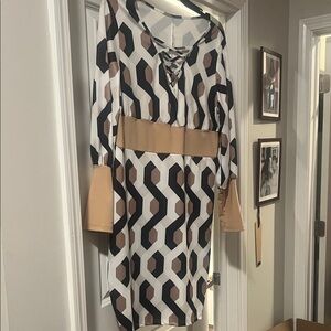 Chic Long Sleeve Geometric Dress in Black and Tan